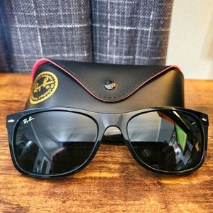New Wayfarer black frame Ray Ban RB 2132 sunglasses with case